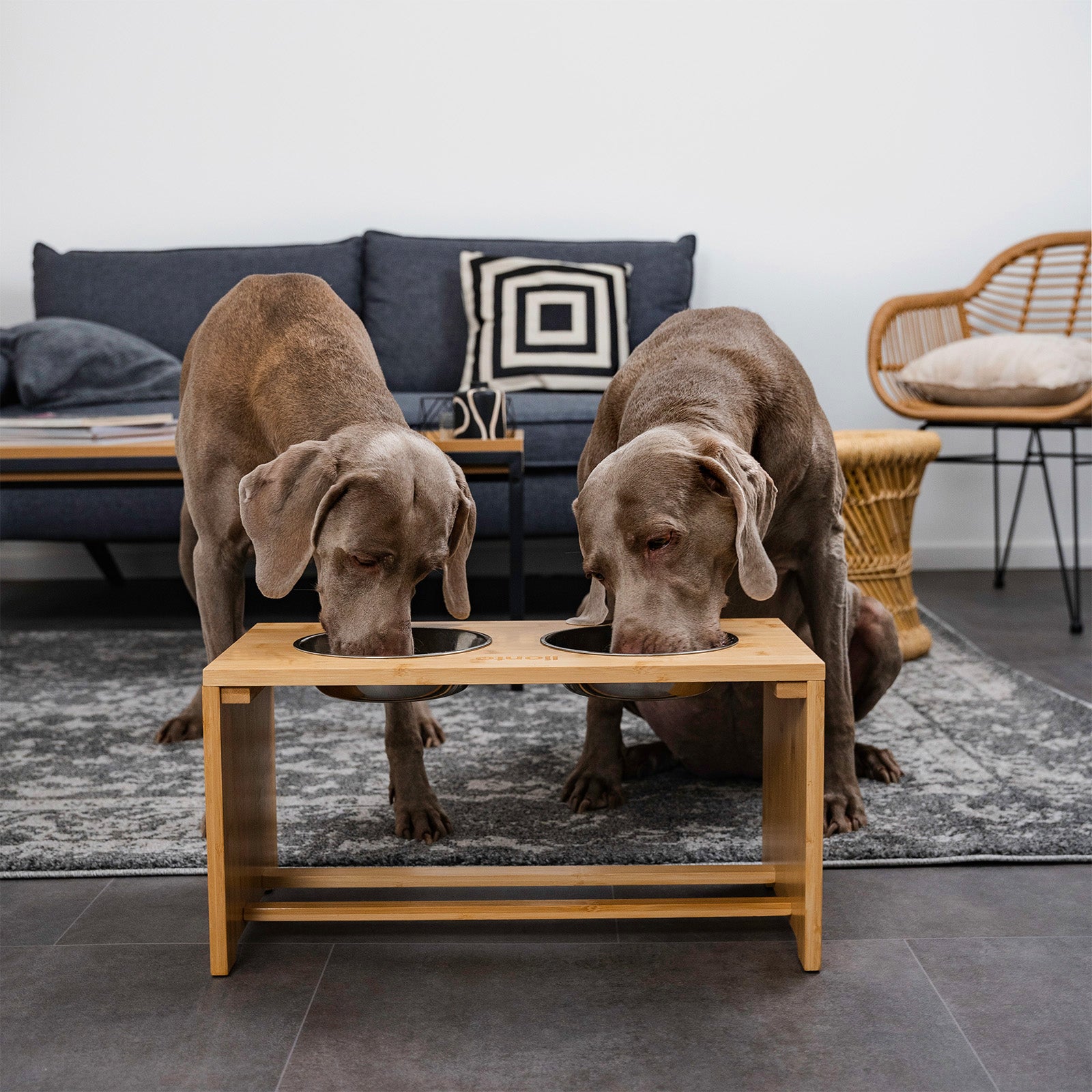 Station d'alimentation surélevée en bambou