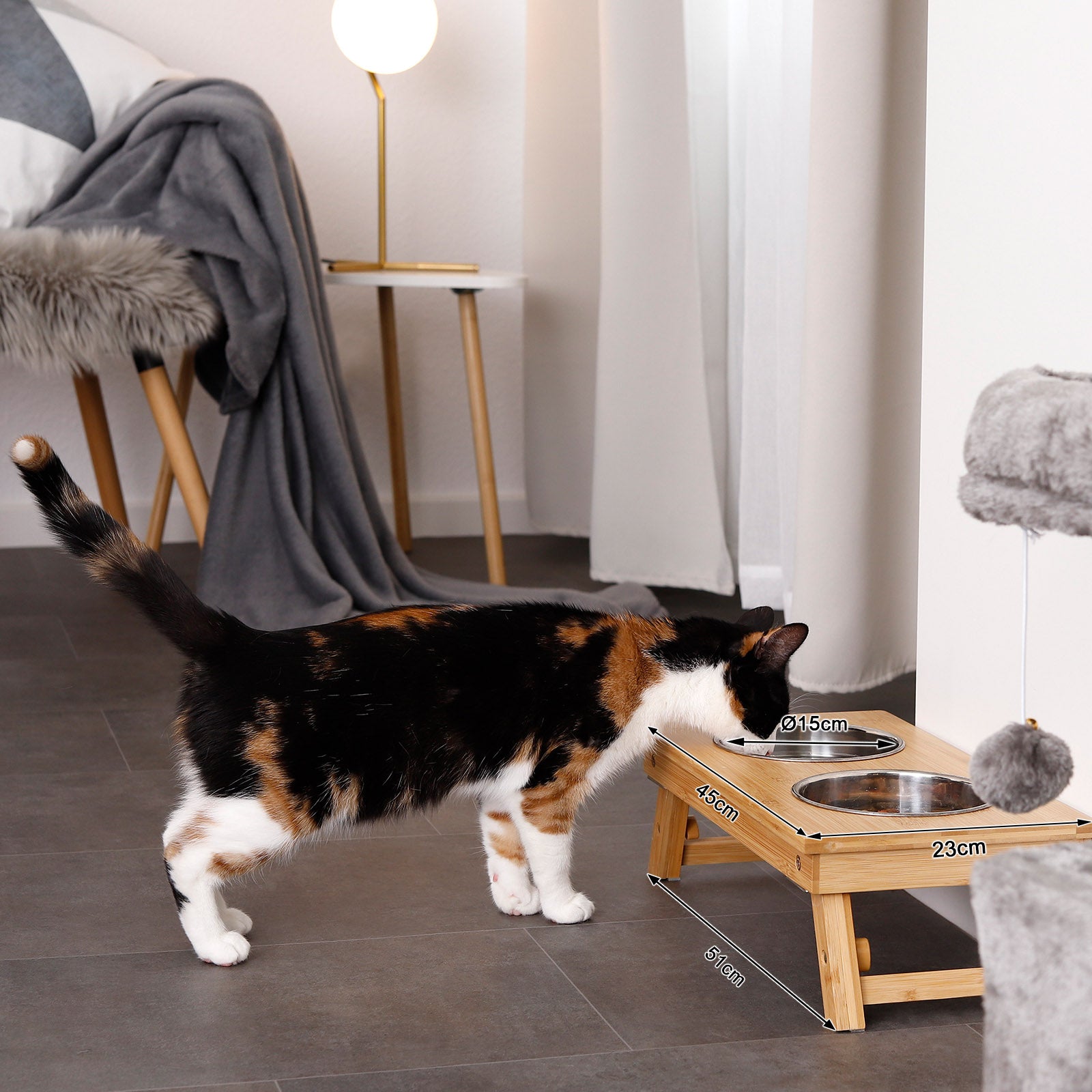 Station d'alimentation pour chat avec cadre en bambou